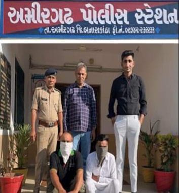 અમીરગઢ બોર્ડર ચેક પોસ્ટ પર વાહનચેકીગ દરમ્યાન માદક પદાર્થ મેથએમ્ફેટામાઈન સાથે ત્રણ ઈસમોને પકડી પાડતી અમીરગઢ, બનાસકાંઠા પોલીસ.