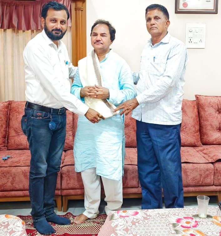 ભજન સમ્રાટ ,ગુજરાત ના લોક ગાયક , લોકો ના દિલ મા રાજ કરનારા શ્રી હેમંતભાઈ ચૌહાણ સાથે ડો મનોજ ભાઈ પરમાર અને તેમના સાથી મિત્રો ની શુભેચ્છા મુલાકાત. ભજન સમ્રાટ ,ગુજરાત ના લોક ગાયક , લોકો ના દિલ મા રાજ કરનારા શ્રી હેમંતભાઈ ચૌહાણ સાથે ડો મનોજ ભાઈ પરમાર અને તેમના સાથી મિત્રો ની શુભેચ્છા મુલાકાત.