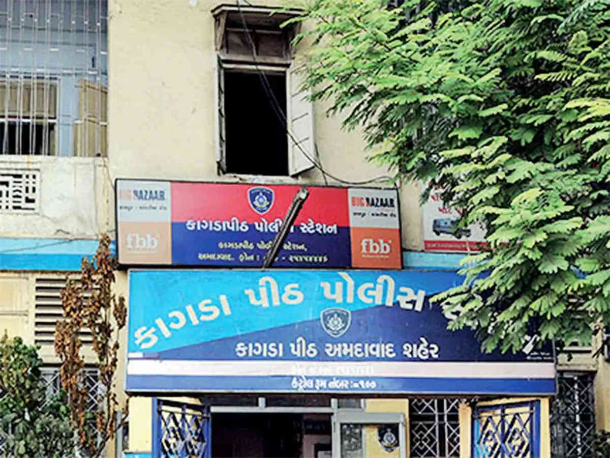 અમદાવાદ શહેરના કાગડાપીઠ પોલીસ સ્ટેશનની હદ વિસ્તારમાં લઠ્ઠાકાંડ સર્જાય તો જવાબદાર કોણ…?? કહેવાતા વહીવટદાર , બુટલેગરો કે કાગડાપીઠ પી.આઈ..?? અમદાવાદ શહેરના કાગડાપીઠ પોલીસ સ્ટેશનની હદ વિસ્તારમાં લઠ્ઠાકાંડ સર્જાય તો જવાબદાર કોણ…?? કહેવાતા વહીવટદાર , બુટલેગરો કે કાગડાપીઠ પી.આઈ..??