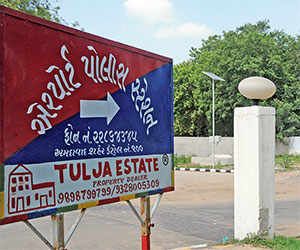 અમદાવાદના એરપોર્ટ વિસ્તારમાં ચાલતા દેશી વિદેશી દારૂના અડ્ડા ઉપર એસ.એમ.સી ક્યારે રેડ કરશે?? અમદાવાદના એરપોર્ટ વિસ્તારમાં ચાલતા દેશી વિદેશી દારૂના અડ્ડા ઉપર એસ.એમ.સી ક્યારે રેડ કરશે??