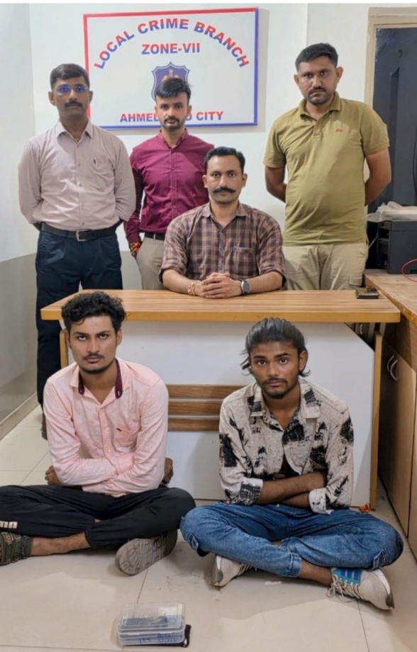 અમદાવાદ: એલિસબ્રિજ પોલીસ સ્ટેશનના સ્નેચિંગ કેસનો ભેદ ઉકેલાયો, ત્રણ આરોપી ઝડપાયા અમદાવાદ: એલિસબ્રિજ પોલીસ સ્ટેશનના સ્નેચિંગ કેસનો ભેદ ઉકેલાયો, ત્રણ આરોપી ઝડપાયા